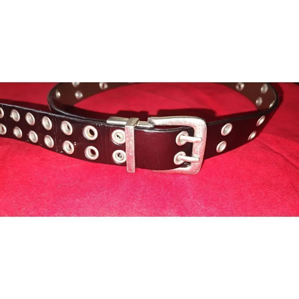 Levi's reversible brown/black belt grommets Size M 26-28. Some wear.